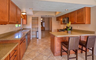 6.Kitchen Dining Bar