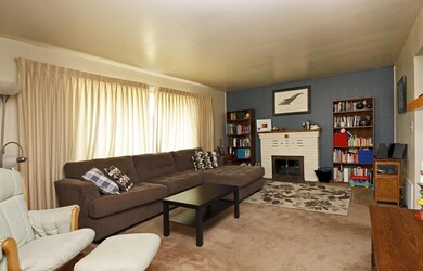 Living room with Fireplace