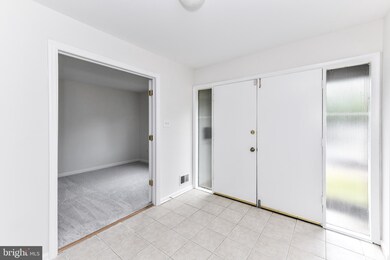 9525 Barcellona Ct, Fairfax, VA 22031 - photo 5