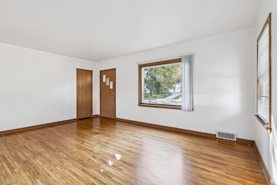 1025 W 8th St, Cedar Falls, IA 50613 - photo 4