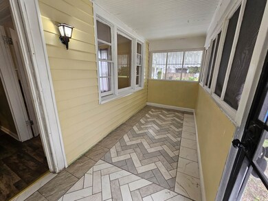 Covered front porch, tile floor