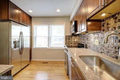 1326 Chetworth Ct, Alexandria, VA 22314 - photo 6