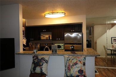 Kitchen with kitchen peninsula, stainless steel ap