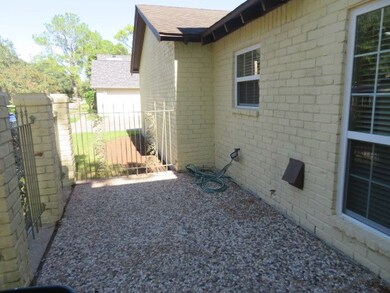 28 E Castle Harbour Dr, Friendswood, TX 77546 - photo 3