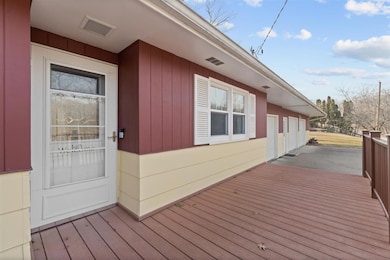 1177 Oakview Dr, Columbus Junction, IA 52738 - photo 2