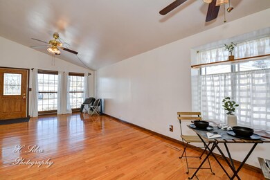 1605 Sacramento Dr, Carpentersville, IL 60110 - photo 4