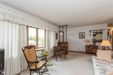 2602 29th St SW, Cedar Rapids, IA 52404 - photo 3