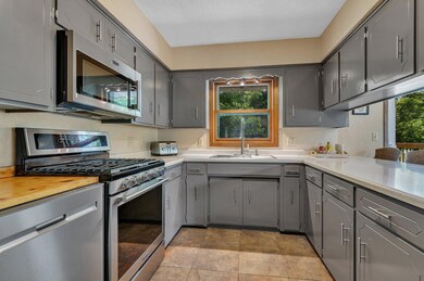 Flexible kitchen w plenty of cabinets & counter space