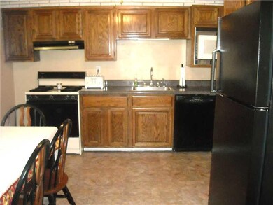 Kitchen. Eat-in-kitchen that comes fully equipped 