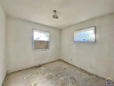 3105 SE Irvingham St, Topeka, KS 66605 - photo 5