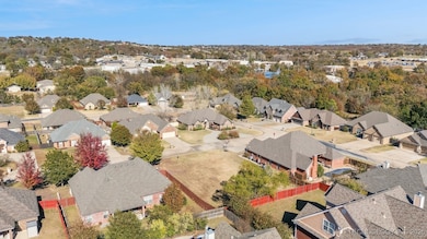 921 Cypress Dr, Ada, OK 74820 - photo 2