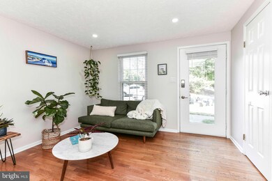 1663 Fieldthorn Dr, Reston, VA 20194 - photo 4