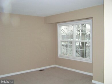 304 Locust St SE unit C, Vienna, VA 22180 - photo 2