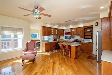 So large and bright, perfect to entertain indoors 