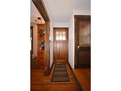 Entry/Foyer.