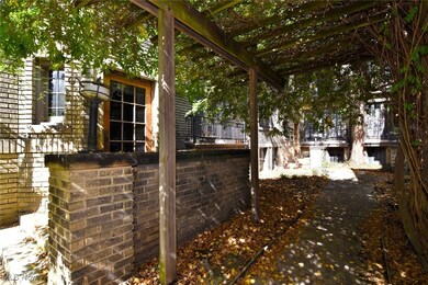 2469 Overlook Rd unit 8, Cleveland, OH 44106 - photo 2