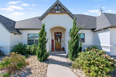 301 Kenyon Ct, Granbury, TX 76049 - photo 4