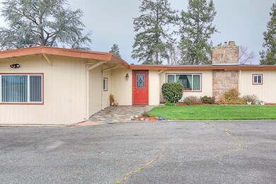 1301 Daisy Ln, Grants Pass, OR 97527 - photo 4