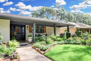 10018 Burgoyne Rd, Houston, TX 77042 - photo 2