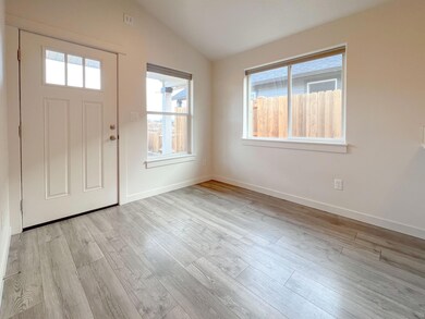 3246 NW 9th St, Redmond, OR 97756 - photo 3