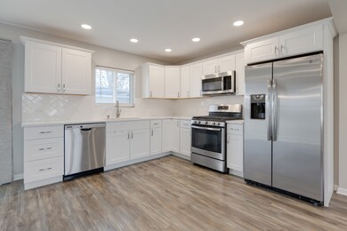 1611 Seminole Ln, Carpentersville, IL 60110 - photo 2