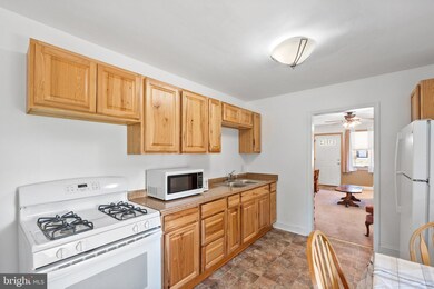 215 W 4th Ave, Ranson, WV 25438 - photo 4