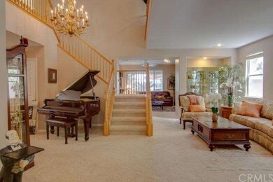 View from the entrance - Family room - Staircase