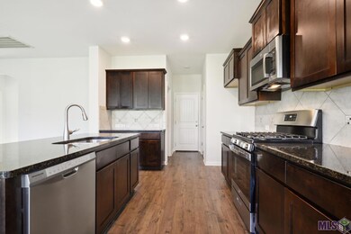 11323 Legacy Oaks Ln, Gonzales, LA 70737 - photo 4