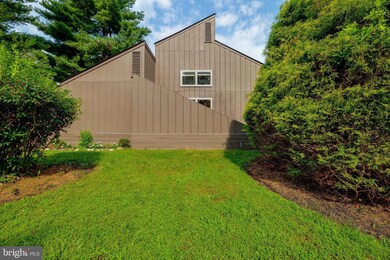 9302 Raintree Rd, Burke, VA 22015 - photo 3