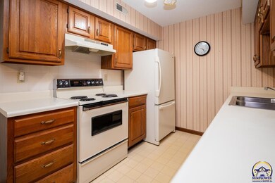 5603 SW Foxcroft Cir S unit 104, Topeka, KS 66614 - photo 5