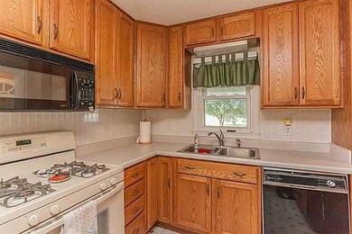 1002 68th St, Windsor Heights, IA 50324 - photo 5