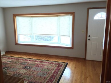 Bright living room thanks to this awesome bay wind