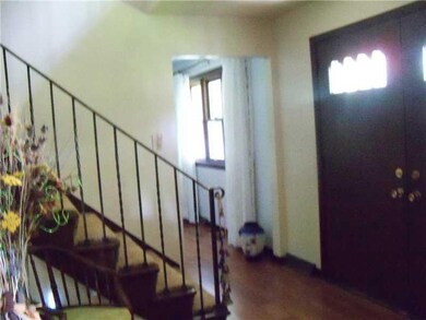 Entry/Foyer.
