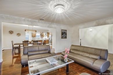 1041 Glen Cove Ave, Roslyn, NY 11576 - photo 3