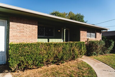 1306 Hillside Dr, Gainesville, TX 76240 - photo 4