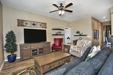 6672 W Mockingbird Way-large-004-015-Ent