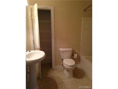 Hall/Guest Bath w/ceramic