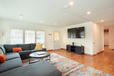 Living Room / Entry