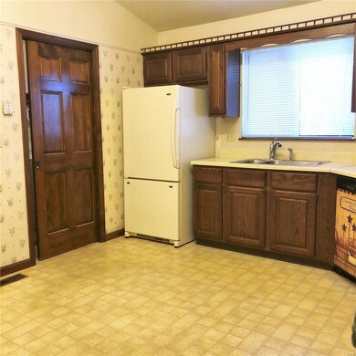 Large eat-in kitchen, stained woodwork throughout,