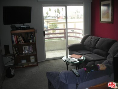 LIVING RM/BALCONY
