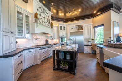 Kitchen fully updated 2017, top of the line applia