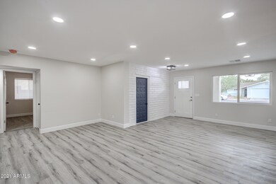 1216 E Ivyglen St-9