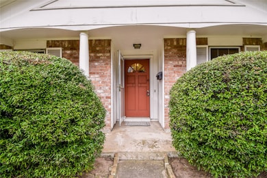 Well maintained colonial style home