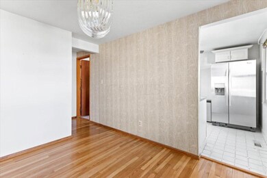 07-Dining to Kitchen