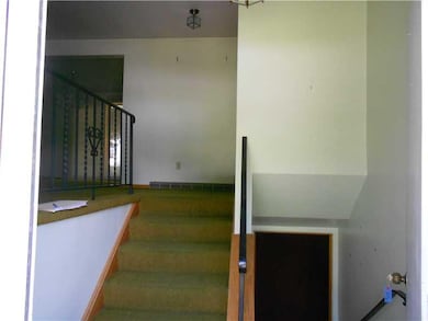 Entry/Foyer.