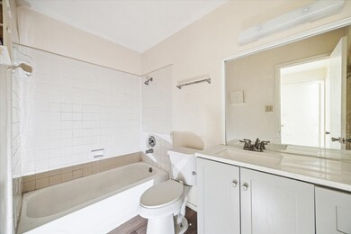 Secondary full bathroom