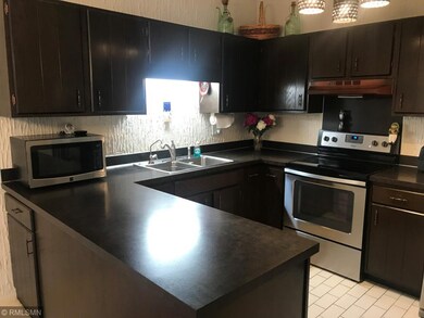 KNice Kitchen with plenty of cabinets