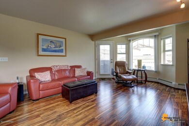Living Room w/Garden Window