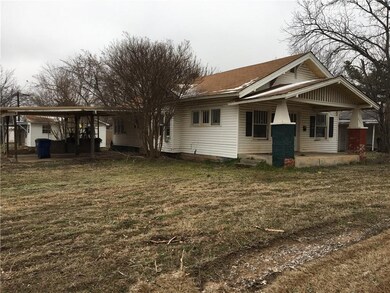 Side of two bedroom, one bath house (201 E Highlan