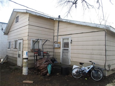 305 W Maple St, Columbus, KS 66725 - photo 4